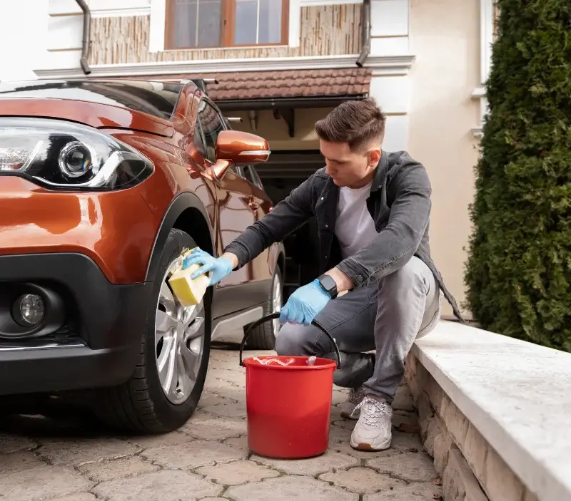 Lavage auto à domicile Lanmeur : professionnel intervenant sur un véhicule